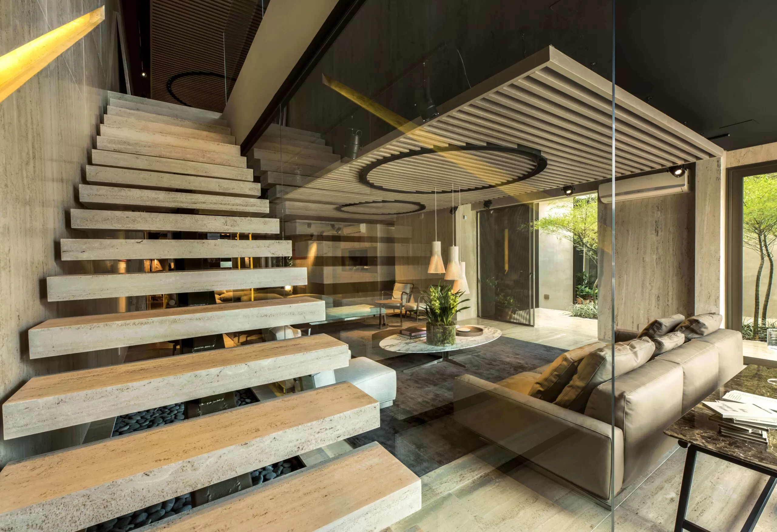 Escada com revestimento em travertino