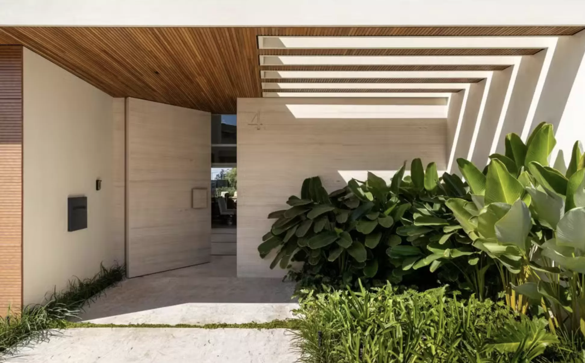Revestimento de porta em travertino